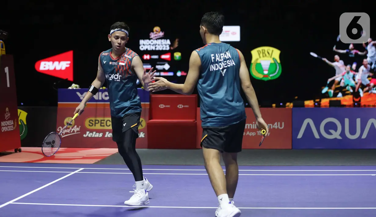 Fajar/Rian gagal menyusul Sabar/Reza yang sukses menaklukkan wakil Malaysia, Man Wei Chong/Kai Wun Tee melalui duel tiga gim 21-18, 12-21, 21-18. (Liputan6.com/Helmi Fithriansyah)