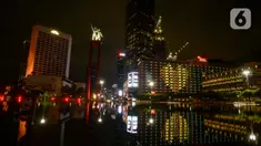 Lampu kamar menyala membentuk lambang hati di Hotel Indonesia Kempinski, Jakarta, Jumat (17/4/2020). Malam. Aksi tersebut sebagai bentuk penghargaan dan pesan cinta terhadap para tenaga medis yang berjuang di garis depan dalam penangnanan COVID-19 di Indonesia. (merdeka.com/Imam Buhori)