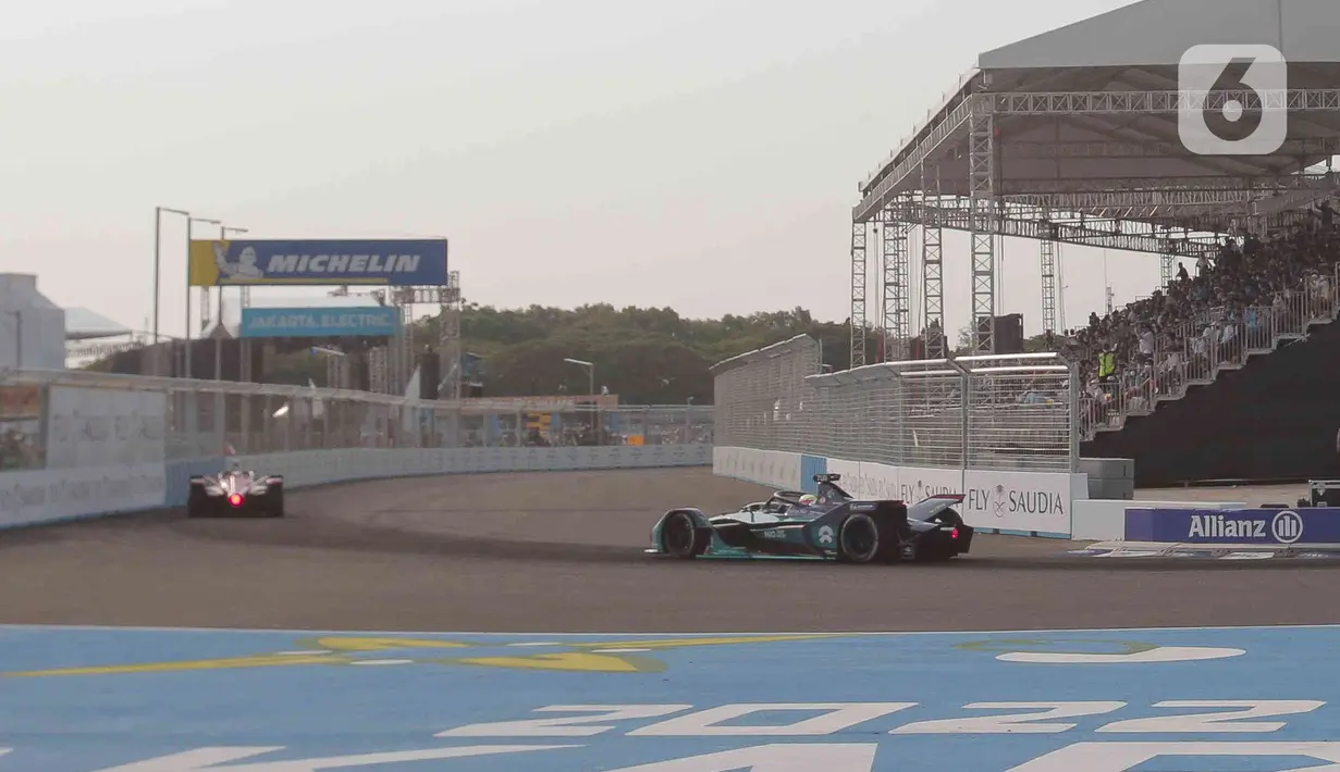 Pembalap beradu kecepatan pada balapan Formula E seri kesembilan di Jakarta International E-Prix Circuit (JIEC), Jakarta, Sabtu (4/6/2022). Pembalap Jaguar TCS Mitch Evans menjadi pemenang usai menjadi yang tercepat menyelesaikan putaran 40 lap dengan catatan waktu 48 menit 28, 424 detik. (Liputan6.com/Herman Zakharia)