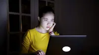 Remaja terlalu lama membuka media sosial di malam hari, risiko depresi dan cemas meningkat. (Foto: Time.com)