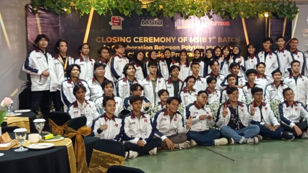 50 mahasiswa dari perguruan tinggi di Indonesia usai menjalani program desain chip di PT Hartono Istana Teknologi Kudus, Jawa Tengah. (Liputan6.com/Arief Pramono)