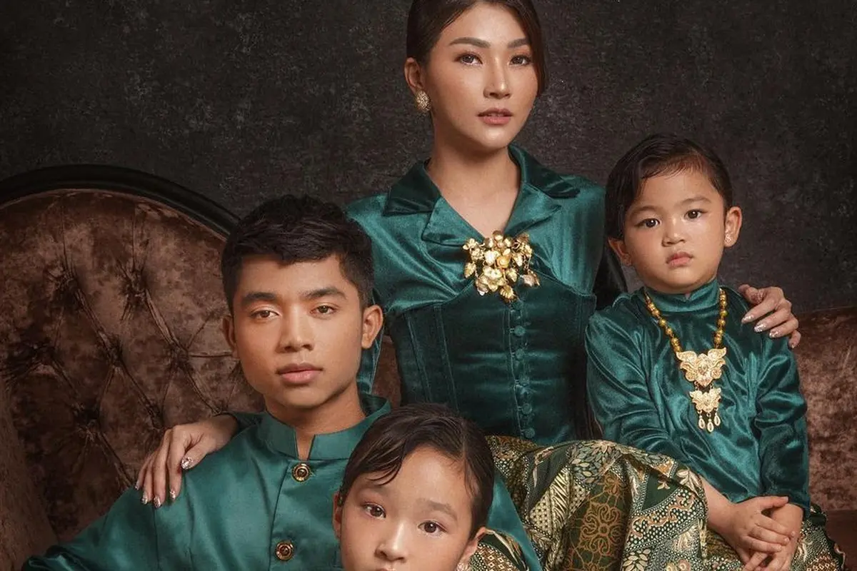 6 Gaya Kompak Sarwendah dan Anak-anaknya Dibalut Batik Jalani Sesi Pemotretan