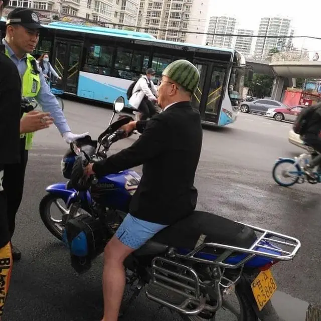 Kelakukan Tak Biasa yang Dilakukan Pemotor (Instagram/@meta_visions)