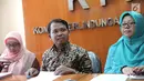 Ketua KPAI Susanto dan Komisioner KPAI Margaret Aliyatul Maimunah memberikan keterangan pers di Gedung KPAI, Jakarta, Jumat (22/9). Konferensi tersebut terkait video gay anak-anak dilini masa twitter. (Liputan6.com/Faizal Fanani)