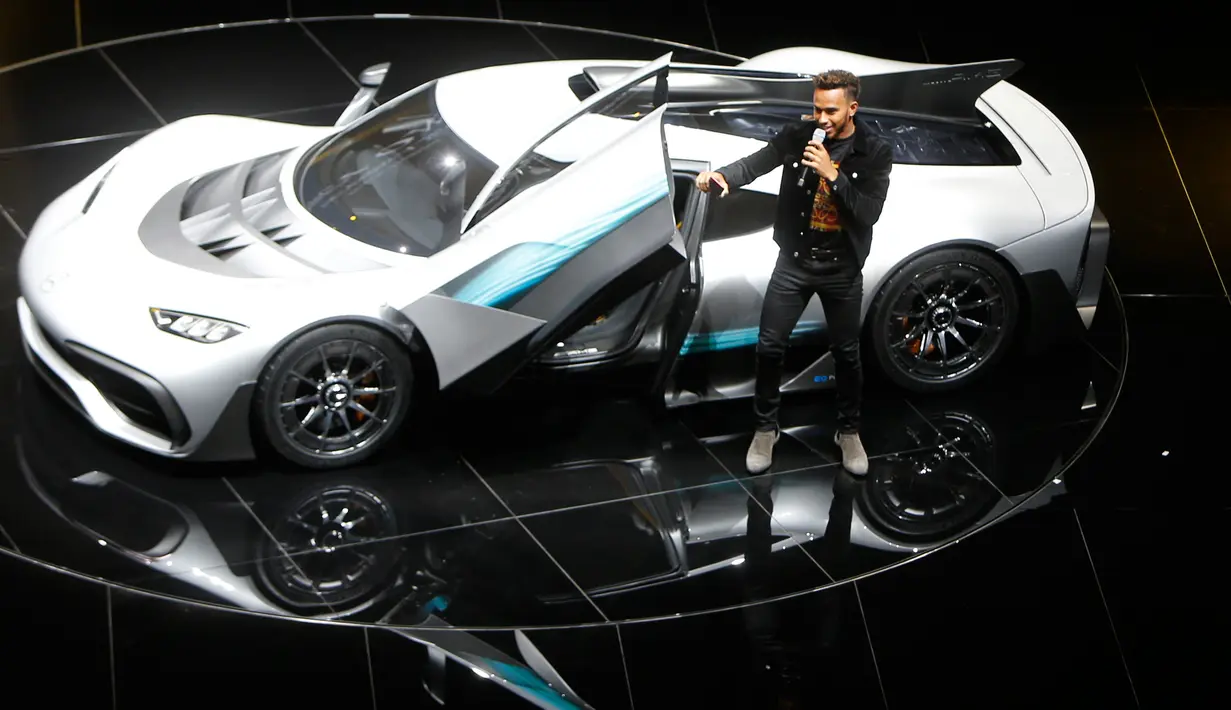 Pembalap Formula Satu Lewis Hamilton memperkenalkan mobil Mercedes-AMG Project One saat pembukaan International Frankfurt Motor Show IAA di Frankfurt, Jerman (11/9). (AP Photo/Michael Probst)