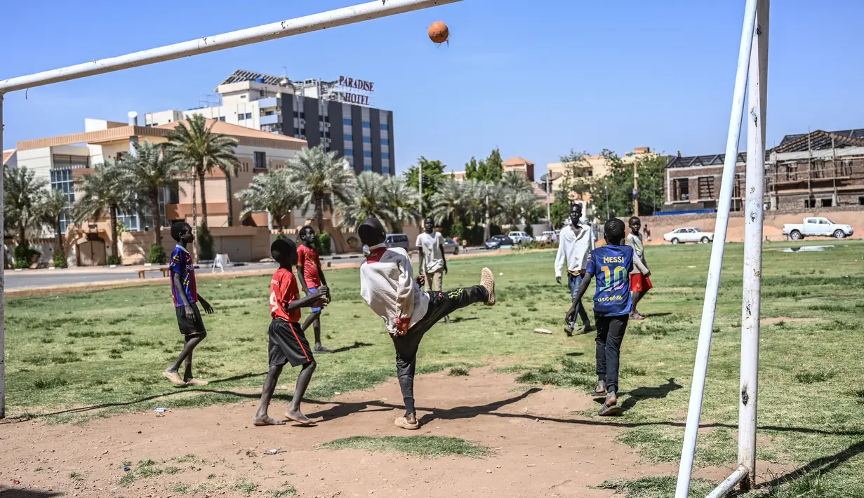 Anak-anak Sudan bermain sepak bola di ibu kota Khartoum (23/4). Wilayah perkotaan Khartoum mempunyai populasi sebesar 1.974.780 jiwa (1 Januari 2005), membuatnya kota terbesar kedua di Sudan. (AFP Photo/Ozan Kose)