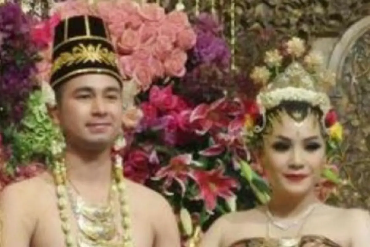 Potret Raffi Ahmad dan Nagita Slavina dalam pakaian adat Jawa Basahan (Sumber: adatpengantinmuslim.blogspot.com)