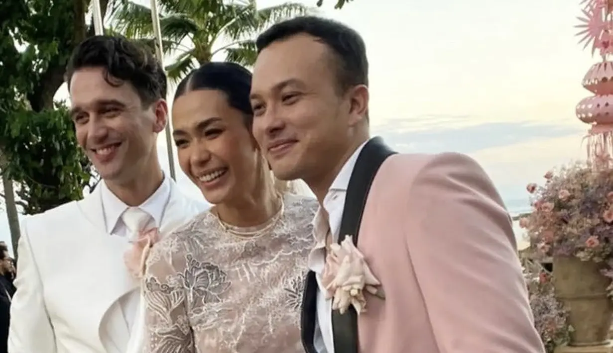 Penampilan Nicholas ini membuat warganet menyangka jika dia adalah sang mempelai pria. Lalu bagaimana penampilan Nico yang serba pink ini menurut sahabat Fimela? @pertemananbaperaadc