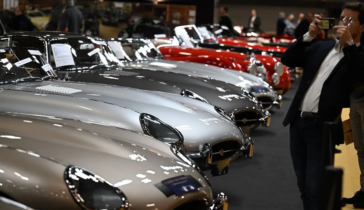 Seorang pengunjung memotret mobil yang dipamerkan pada pameran mobil klasik internasional Retromobile edisi ke-47 di Paris Expo Porte de Versailles, Paris, Prancis, 31 Januari 2023. Retromobile yang berlangsung pada tanggal 1 hingga 5 Februari 2023 menawarkan kesempatan kepada pengunjung untuk menemukan kembali model dan koleksi mobil klasik. (Emmanuel DUNAND/AFP)