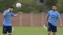 Pemain timnas Argentina Lionel Messi menunjukkan kebolehannya mengontrol bola dihadapan Nicolas Otamendi saat menjalani sesi latihan di Ezeiza, Argentina, Rabu (21/3/2023). (AFP/Juan Mabromata)