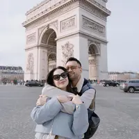 Nagita Slavina dan keluarga tengah menikmati liburan akhir tahun di Paris, Prancis. [@raffinagita1717]