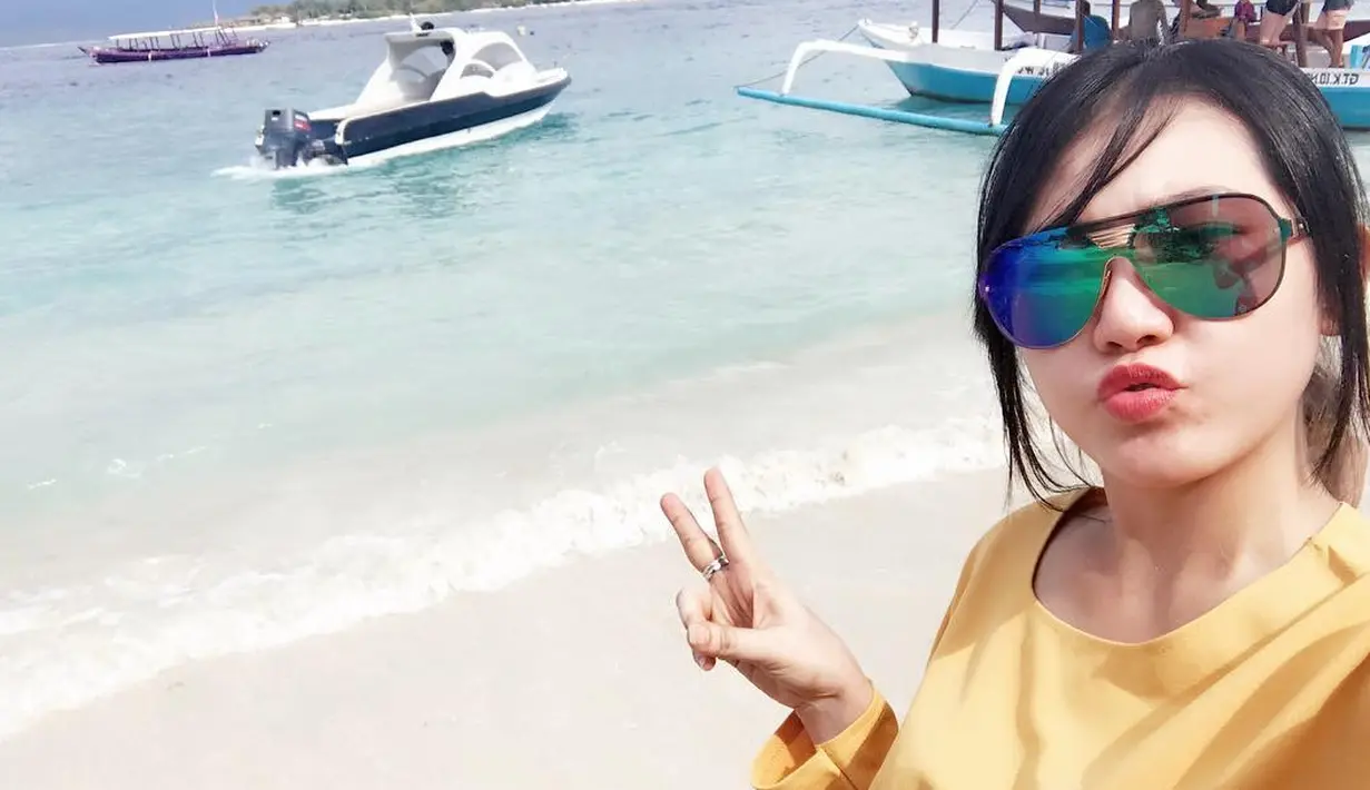 Terkadang untuk mempermanis penampilannya, penyanyi kelahiran 1 Oktober 1991 ini memakai kacamata. (foto: instagram.com/viavallen)