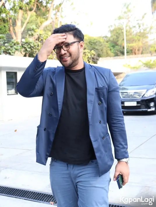 “Saya minta doanya buat masyarakat Indonesia untuk kesembuhan ayah saya. Saya cuma punya (ayah) satu-satunya saat ini. Saat ini jujur saya fokus sekali untuk bersama beliau, mengobati beliau. Karena penyakit yang diderita beliau serius,” ungkapnya. [Foto: Budy Santoso/KapanLagi.com]