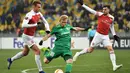Penyerang Vorskla, Valdyslav Kulach mencoba melakukan tendangan ke gawang Arsenal pada laga lanjutan Grup E Liga Europa yang berlangsung stadion NSK Olimpiyskiy, Kyiv, Jumat (30/11). Arsenal menang atas Vorskla 3-0. (AFP/Sergei Supinsky)