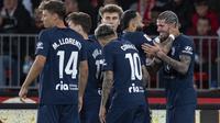Gelandang Atletico Madrid asal Argentina Rodrigo de Paul (kanan) merayakan gol kedua timnya bersama rekan-rekan dalam laga lanjutan LaLiga Spanyol antara Almeria vs Atletico Madrid di Estadio Mediterraneo pada Minggu (25/2/2024) dini hari WIB. (JORGE GUERRERO / AFP)