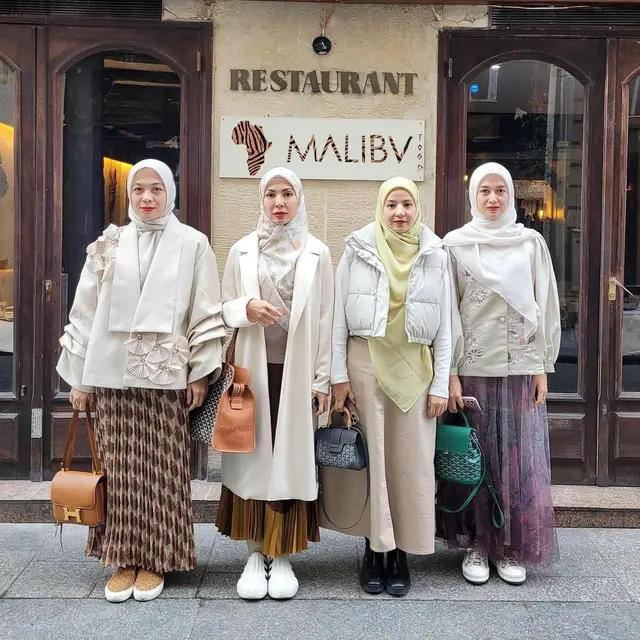 8 Potret Seru Natasha Rizki, Ratna Galih, Nina Zatulini dan Dian Ayu Liburan di Eropa