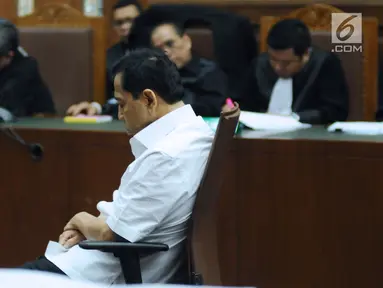 Terdakwa korupsi proyek E-KTP Setya Novanto saat mengikuti sidang perdana di Pengadilan Tipikor, Jakarta, Rabu (13/12). Sidang mendengarkan pembacaan dakwaan oleh JPU KPK setelah mengalami skors. (Liputan6.com/Helmi Fithriansyah)