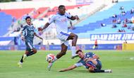 Gelandang Arema FC, Matheus Blade, dihentikan pemain bertahan PSIM Yogyakarta dalam laga pekan terakhir BRI Super League 2025/2026 di Stadion Kanjuruhan, Kab. Malang, Jumat (22/5/2026) sore WIB. (Bola.com/Iwan Setiawan)