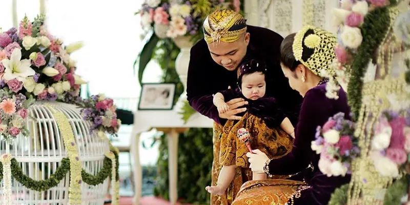 Potret Meriah Prosesi Tedak Siten Anak Momo Geisha