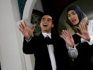 Alika dan Vidi Aldiano saat melakukan syuting di kawasan masjid Al-Bina Senayan, Jakarta, Kamis, (9/4/2015). Alika akan merilis single religi berjudul "Akhirnya" feat Vidi Aldiano. (Liputan6.com/Faisal R Syam)