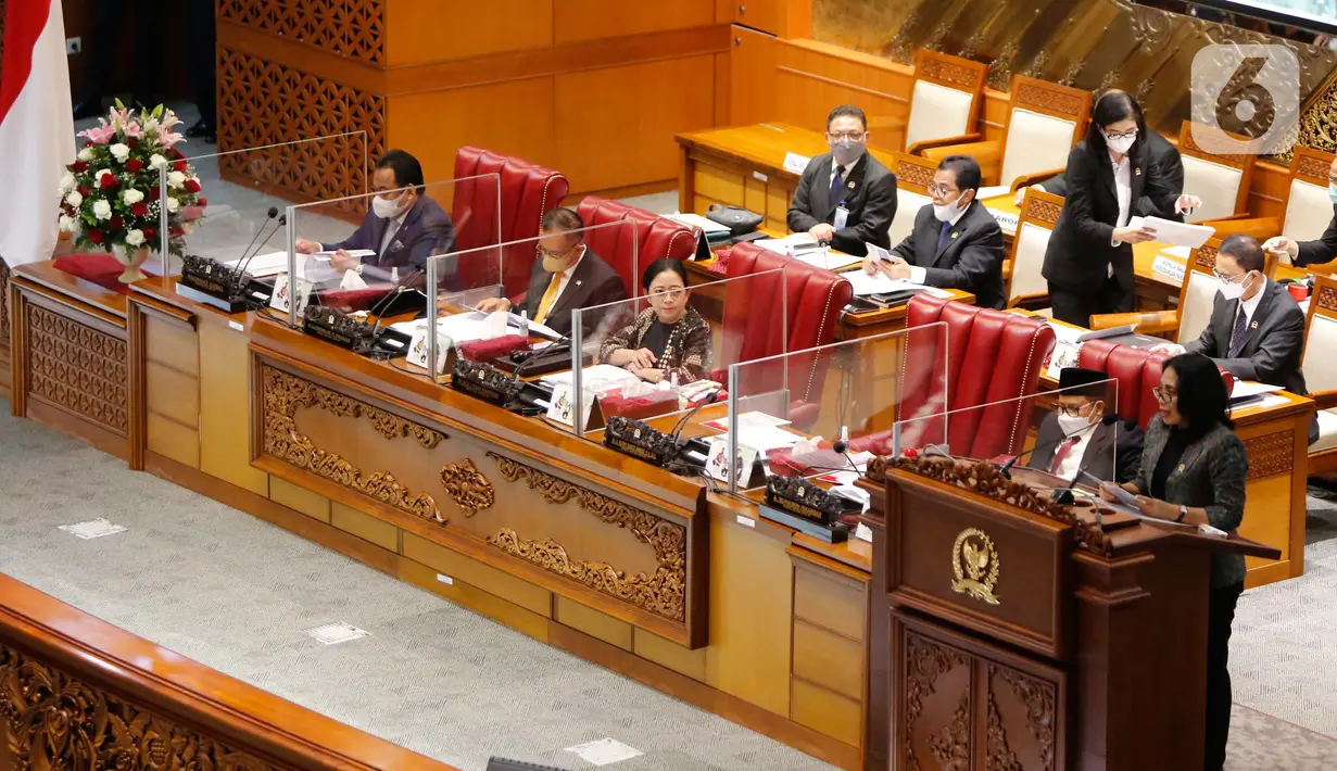 Ketua DPR Puan Maharani  mendengarkan keterangan Menteri PPPA, I Gusti Ayu Bintang Darmawati saat rapat paripurna ke-19 masa persidangan IV tahun sidang 2021-2022 Nusantara II, Kompleks Parlemen MPR/DPR-DPD, Senayan, Jakarta, Selasa (12/4/2022). (Liputan6.com/Angga Yuniar)