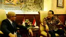Ketua DPD RI, Irman Gusman (kanan) saat menerima kunjungan delegasi kedutaan besar Singapura untuk Indonesia, Anil Kumar Nayar, Jakarta, Jumat (5/12/2014). (Liputan6.com/Andrian M Tunay)