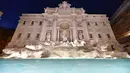 Air mancur Trevi Fountain saat peresmiannya usai dibuka kembali setelah ditutup untuk renovasi, Roma, Selasa (3/11). Renovasi digagas oleh salah satu brand fashion Italia, Fendi, dengan biaya sebesar 2,2 juta Euro (Rp 32 m). (AFP PHOTO/ALBERTO PIZZOLI)