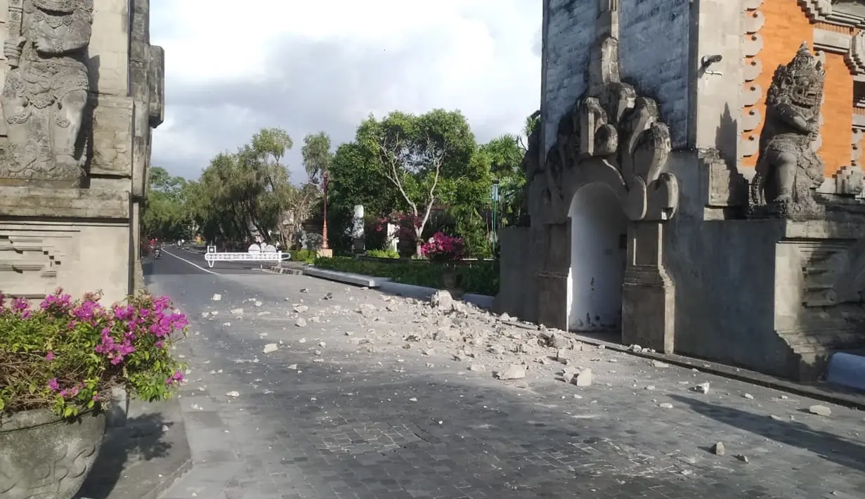 Puing-puing dari bangunan gapura Indonesia Tourism Development Corporation (ITDC) Nusa Duaakibat gempa di Bali, Selasa (16/7/2019). Gempa Magnitudo 5,8  yang mengguncang Bali dilaporkan terasa hingga ke Lombok dan wilayah Jawa Timur, seperti Jember dan Lumajang. (Liputan6.com/Dewi Divianta)
