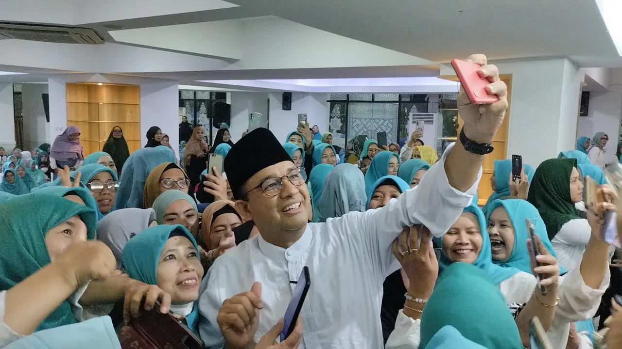Anies Baswedan menghadiri Maulid Akbar Nabi Muhammad SAW 1445 dan Indonesia Bershalawat yang dihadiri Harokat Majelis Ta'lim & Majelis Rasulullah SAW di Masjid Raya Al Ittihad, Tebet, Jakarta Selatan, Jumat (13/10/2023). (Liputan6.com/Winda Nelfira)