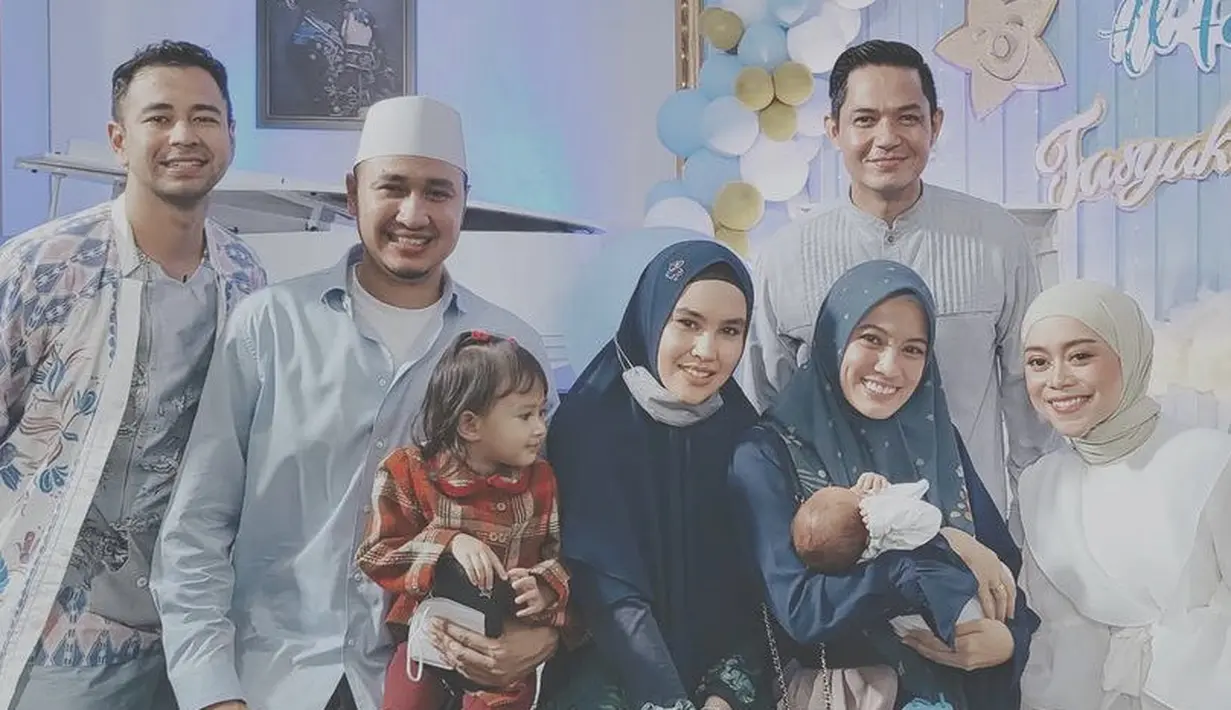 Lalu Kartika Putri dan Alyssa Soebandono tampil kompak mengenakan kerudung dan pakaian navy. Sedangkan, Dude Harlino mengenakan baju koko abu-abu, dan suami Kartika Putri, Habib Usman mengenakan kemeja baby blue. @askar_photography