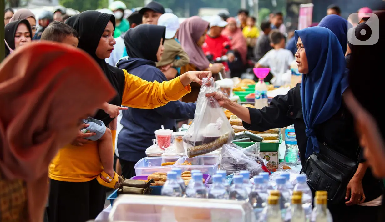 Harga yang terjangkau dan bervariasi menjadikan kawasan ini menjadi salah satu lokasi favorit berburu peganan berbuka puasa. (Liputan6.com/Angga Yuniar)