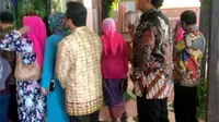 Wali Kota Semarang terlihat celingukan saat antre di sebuah pesta pernikahan (Liputan6.com / Edhie Prayitno Ige)