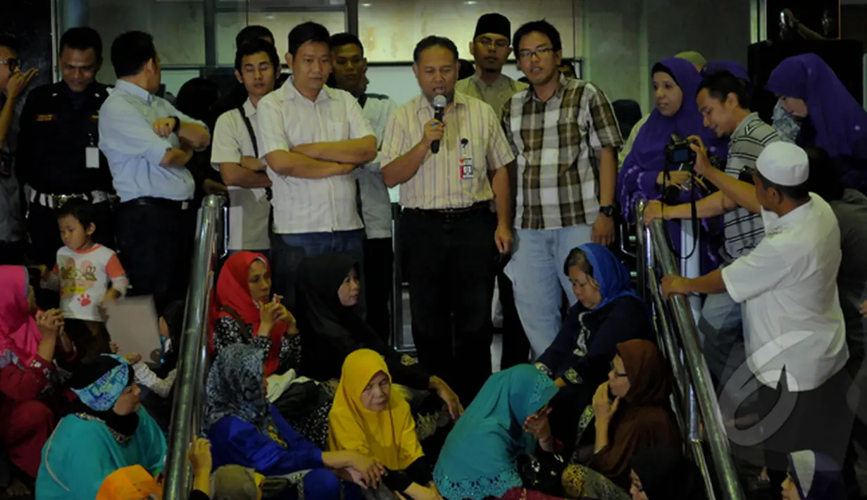  Bambang Widjojanto berkeyakinan bahwa malaikat ikut hadir dalam pengajian yang digelar oleh kaum ibu di KPK, Jakarta, Selasa (17/2/2015).(Liputan6.com/Faisal R Syam)