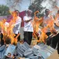 Petugas Kementerian Dalam Negeri (Kemendagri) membakar E-KTP rusak di Gudang Kemendagri di Bogor, Jabar, Rabu (19/12). Pemusnahan ini untuk meyakinkan masyarakat bahwa pemerintah berkomitmen menjamin keamanan data kependudukan. (Merdeka.com/Arie Basuki)