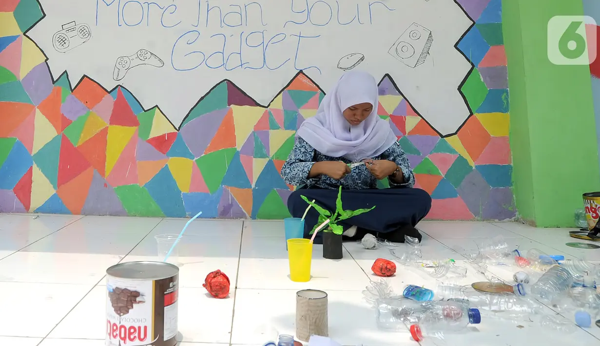 Murid-murid kelas VIII membuat kerajinan tangan dari limbah plastik dan kardus di SMP Negeri 20 Kota Tangerang Selatan, Kamis (10/10/2019). Kegiatan mata pelajaran dalam program Gerakan Sekolah Menyenangkan tersebut sudah berjalan selama 6 bulan. (merdeka.com/Arie Basuki)
