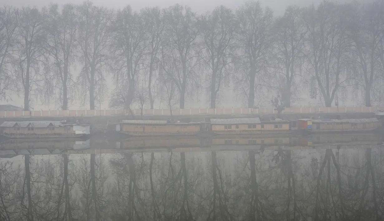 Kondisi dingin terus berlanjut di sebagian besar wilayah Kashmir dengan kabut yang mempengaruhi lalu lintas udara dan kehidupan normal. (AP Photo/Dar Yasin)