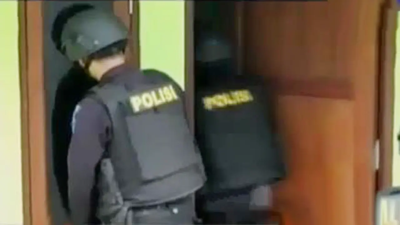 VIDEO: Polisi Geledah Rumah Teroris Thamrin di Bogor