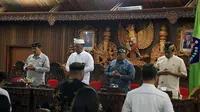 DPRD Klungkung bersama Pemkab Klungkung saat menggelar rapat paripurna guna membahas kesepakatan bersama terkait Kebijakan Umum Anggaran Pendapatan dan Belanja Daerah (KUA-PPAS) APBD Klungkung untuk tahun anggaran 2024. (Liputan6.com/ist)