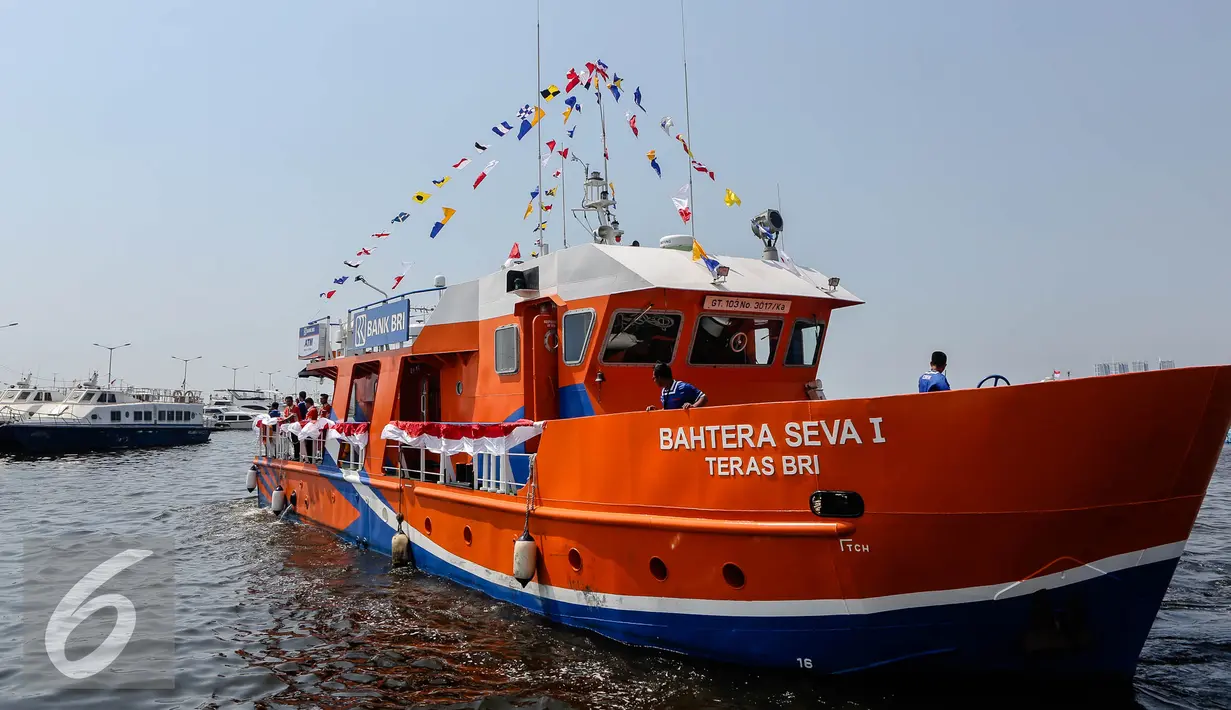 Teras BRI Kapal saat berlayar di Muara Angke, Jakarta, Selasa (4/8/2015). Teras BRI Kapal untuk menjangkau masyarakat pesisir Kepulauan. (Liputan6.com/Faizal Fanani)