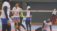 Keceriaan pemain tim putri Jakarta Pertamina Energi pada sesi latihan jelang Final Four Proliga 2019 di GOR Jayabaya, Kediri, Kamis (7/2/2019). (Bola.com/Gatot Susetyo)