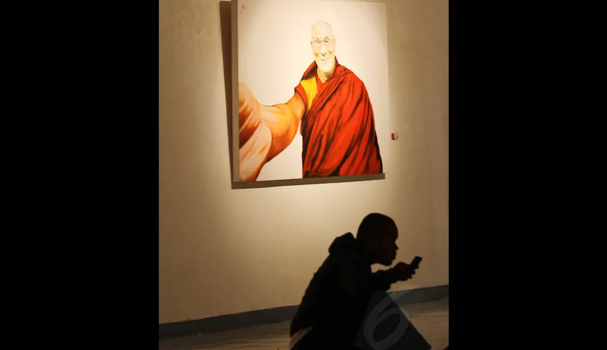 Lukisan wajah tokoh dunia, Dalai Lama yang sedang ber-selfie ria, Jakarta, Rabu (21/5/14). (Liputan6.com/Faizal Fanani)