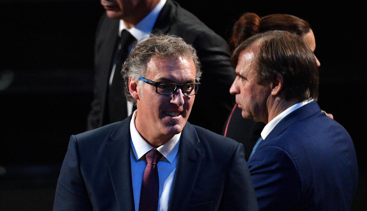 Legenda sepak bola Prancis, Laurent Blanc, saat menghadiri Drawing Piala Dunia 2018 di Kremlin Palace, Jumat (1/12/2017). Acara tersebut dihadiri legenda sepak bola dunia. (AFP/Mladen Antonov)