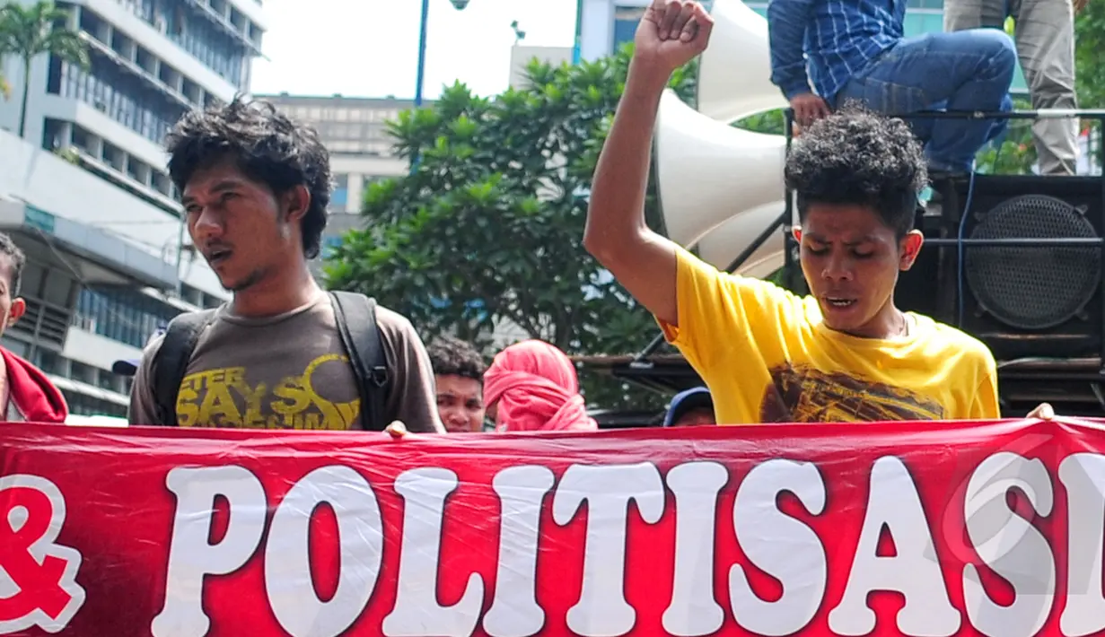 Komunitas Masyarakat Pecinta Kedamaian Indonesia Hakiki (KMP-KIH) menggelar aksi damai di depan gedung KPK, Jakarta, Jumat (27/3/2015). Aksi mereka untuk mendukung pencalonan Komjen Badrodin Haiti sebagai Kapolri.(Liputan6.com/Yoppy Renato)