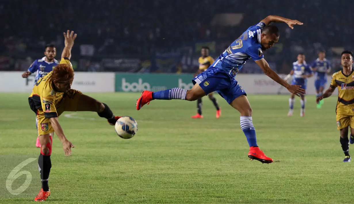 Pemain belakang Persib, Supardi Nasir (kanan) melompat menghindari tekel penyerang Mitra Kukar, Michael Orah saat laga semi final leg kedua Piala Presiden 2015 di Stadion Si Jalak Harupat, Bandung, Sabtu (10/10/2015). (Liputan6.com/Helmi Fithriansyah)