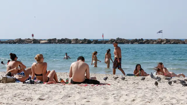 Lockdown Dilonggarkan, Warga Israel Mulai Menikmati Pantai