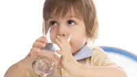 Khususnya anak-anak yang makannya sulit diatur, minum air putih bisa menjadi alternatif yang mudah dilakukan.