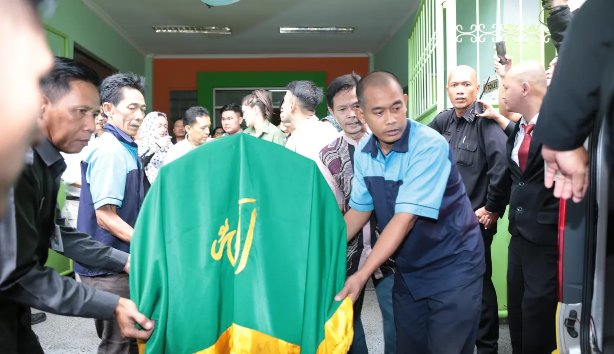 Masih menurut penuturan manajernya, Markoneng, pelantun lagu Belah Duren itu disaat-saat terakhirnya sebelum meninggal, didampingi oleh kedua orangtuanya yang memang selalu berada di sisi Jupe. (Deki Prayoga/Bintang.com)