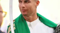 Ucapkan Selamat Lebaran, Cristiano Ronaldo Kenakan Gamis ala Pria Arab