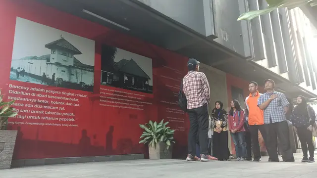 Komunitas Sahabat Museum KAA menyanyikan lagu Indonesia Raya dalam refleksi Hari Lahirnya Pancasila