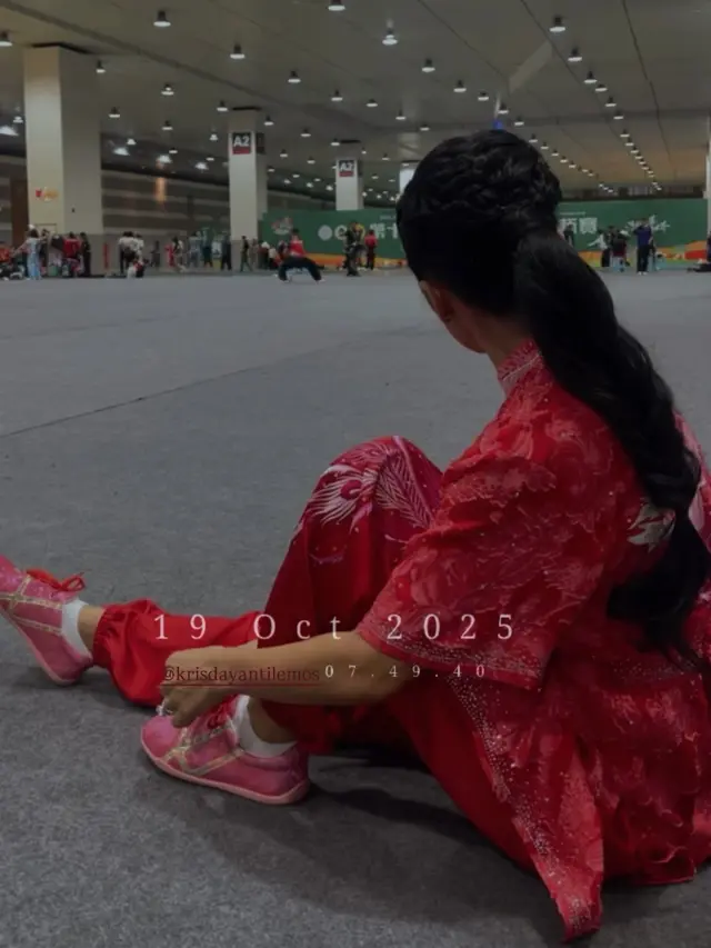 Krisdayanti saat di Ajang Kejuaraan Wushu Internasiona dengan rambut kepang.  [@emma.18a]